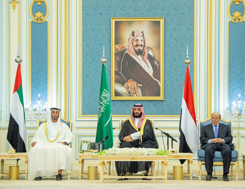 © Reuters. Abu Dhabi's Crown Prince Sheikh Mohammed bin Zayed al-Nahyan, Saudi Crown Prince Mohammed bin Salman and Yemen's President Abd-Rabbu Mansour Hadi are seen, in Riyadh