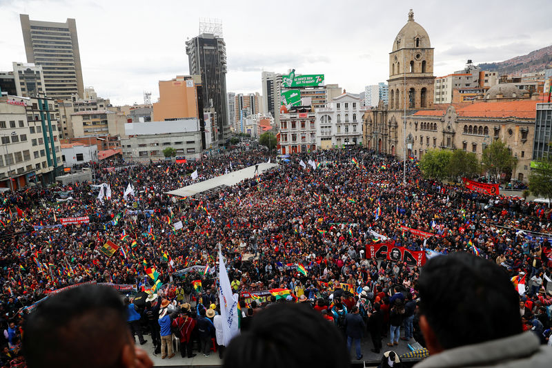 © Reuters. Apoiadores do presidente da Bolívia, Evo Morales, participam de manifestação em La Paz