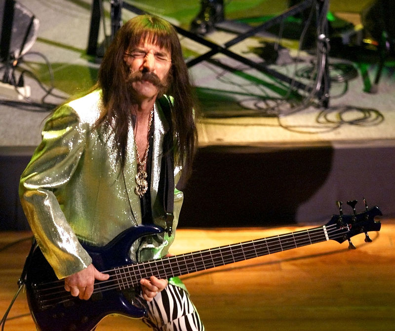 © Reuters. FILE PHOTO: ACTOR HARRY SHEARER PERFORMS AS MEMBER OF FICTITIOUS BAND SPINAL TAP.