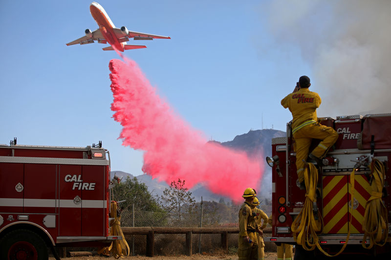 © Reuters. FILE PHOTO: A plane drops fire retardant on the Maria Fire in Santa Paula