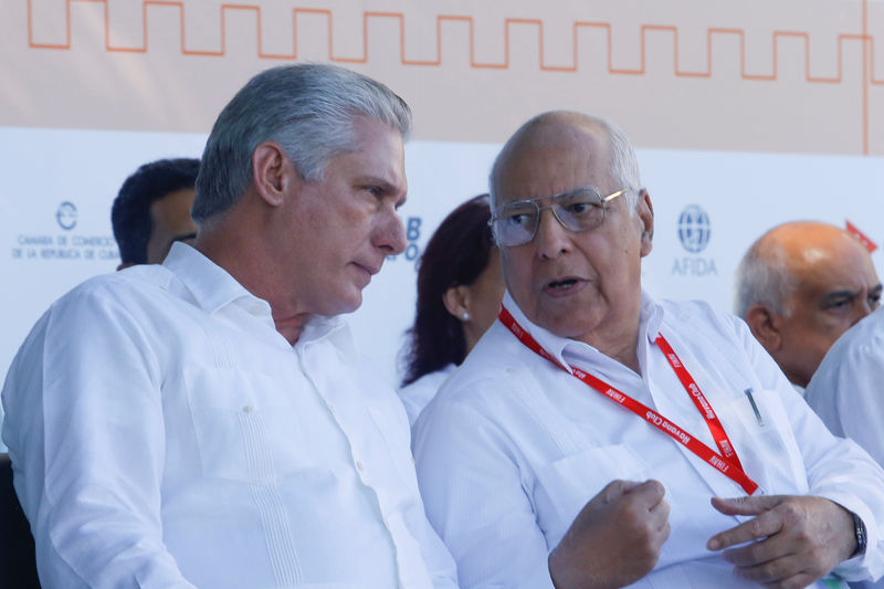 © Reuters. Cuba's President Miguel Diaz-Canel and Vice President of Council of Ministers Ricardo Cabrisas talk during the opening ceremony of the 37th Havana International Fair in Havana