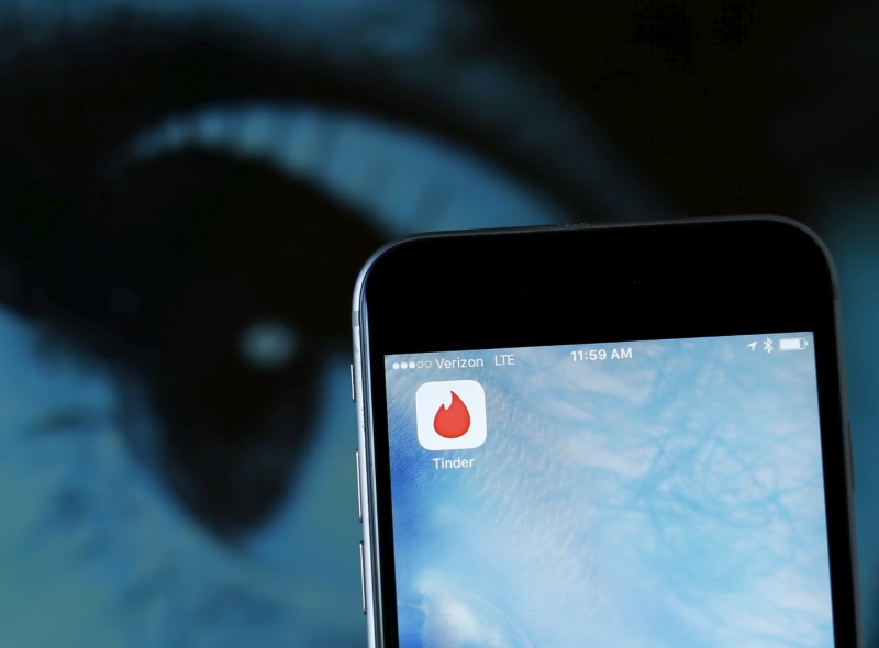 © Reuters. FILE PHOTO: Photo illustration of dating app Tinder shown on an Apple iPhone