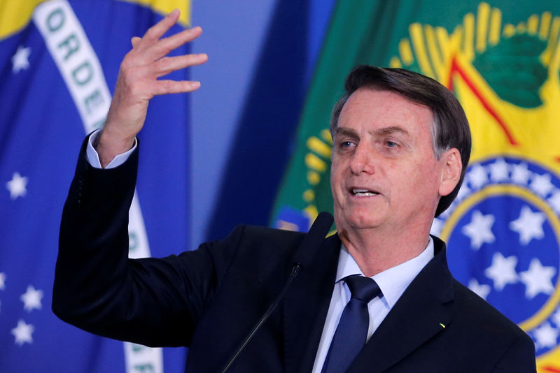 © Reuters. Brazil's President Jair Bolsonaro speaks during a ceremony at the Planalto Palace in Brasilia