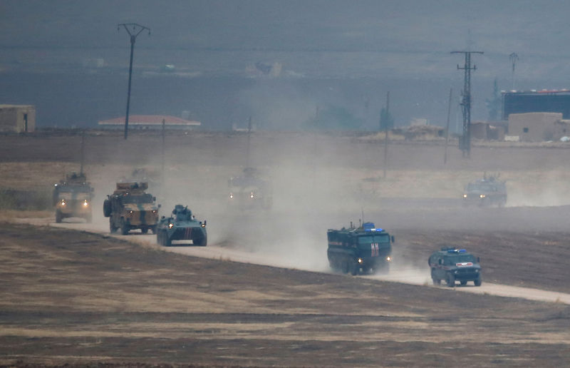 حشود غاضبة ترشق دورية تركية روسية بالحجارة في سوريا