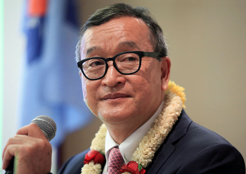 © Reuters. FILE PHOTO: Cambodian opposition leader Sam Rainsy delivers a speech to members of the CNRP at a hotel in metro Manila, Philippines