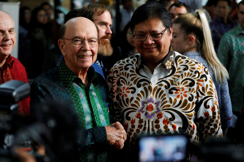 © Reuters. U.S. Commerce Secretary Wilbur Ross shakes hands with Indonesia's Chief Economic Minister Airlangga Hartarto after their meeting in Jakarta