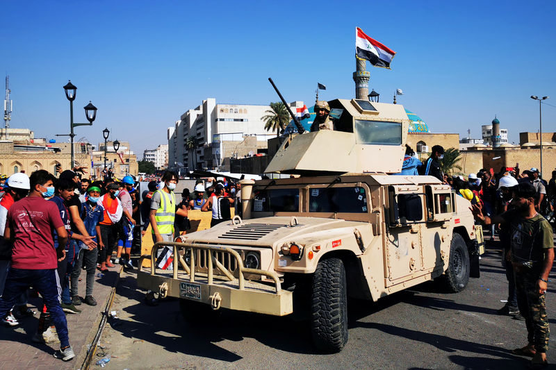 © Reuters. قوات الأمن العراقية تطلق الرصاص الحي لتفريق محتجين في بغداد