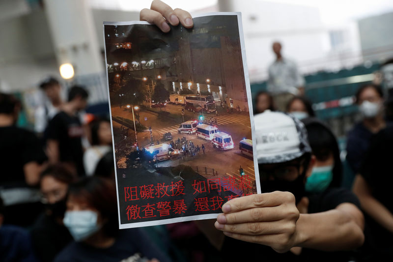 © Reuters. A student from the Hong Kong University of Science and Technology holds up a sign during a forum on fellow injured student Chow in Hong Kong