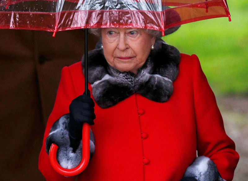 La Reina británica Isabel II usará piel sintética en su nuevo vestuario