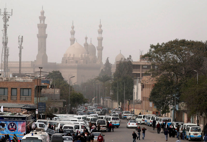 © Reuters. FILE PHOTO: The minarets of Sultan Hassan Mosque and the Al-Rifa'i Mosque are seen as a traffic jam forms during a sandstorm in Cairo