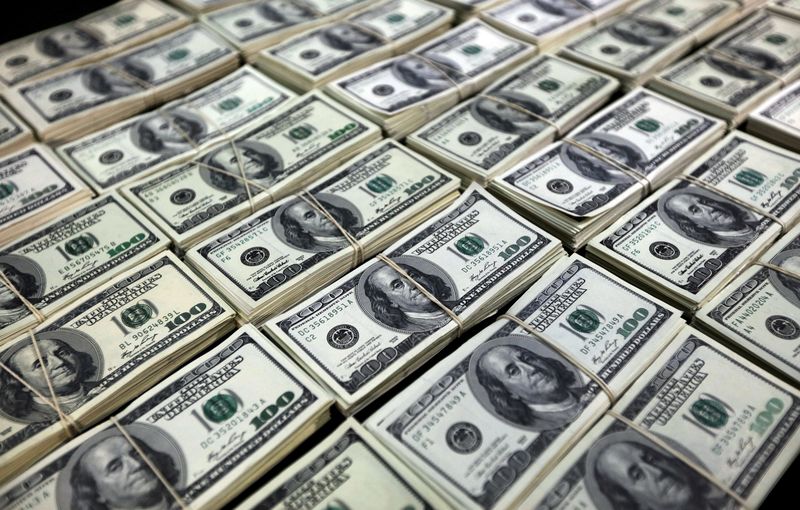 Dólar sobe mais de 1% contra real após frustração com megaleilão do pré-sal