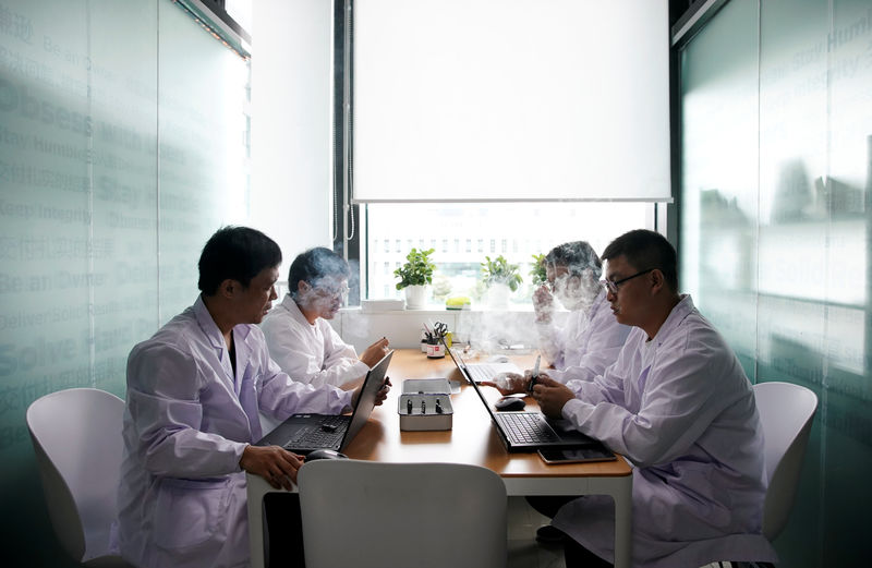 © Reuters. Engineers test e-cigarettes at an evaluation room of Chinese e-cigarette company Relx in Shenzhen