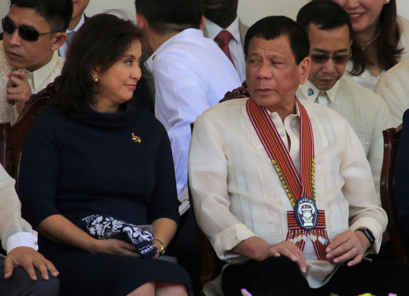 © Reuters. FILE PHOTO - President Rodrigo Duterte talks to Vice-President Leni Robredo during the Philippine National Police Academy graduation ceremony in Camp Castaneda