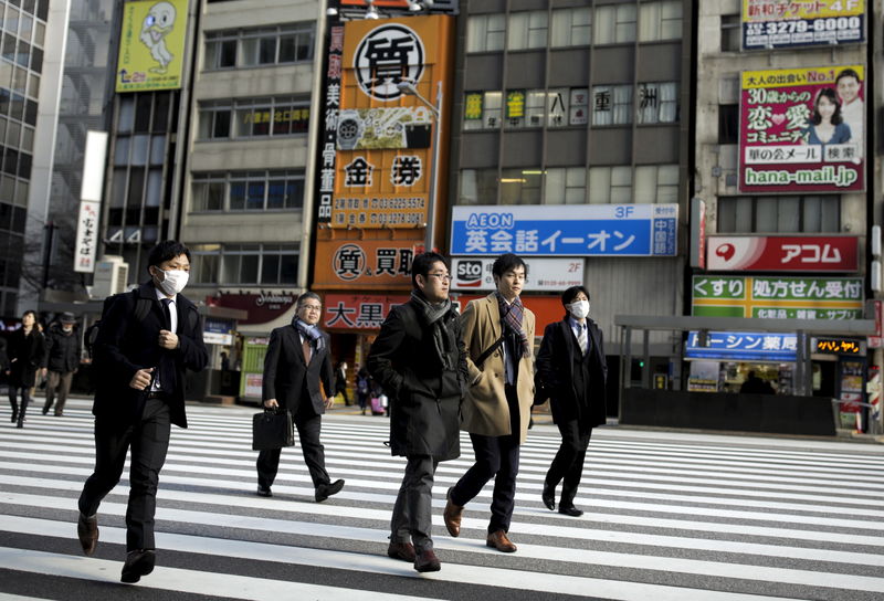 © Reuters. People cross a street in a business district in Tokyo