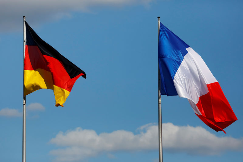 © Reuters. FILE PHOTO: The flags of Germany and France are seen in front of the the Chancellery, before the meeting between German Chancellor Angela Merkel and French President Emmanuel Macron in Berlin