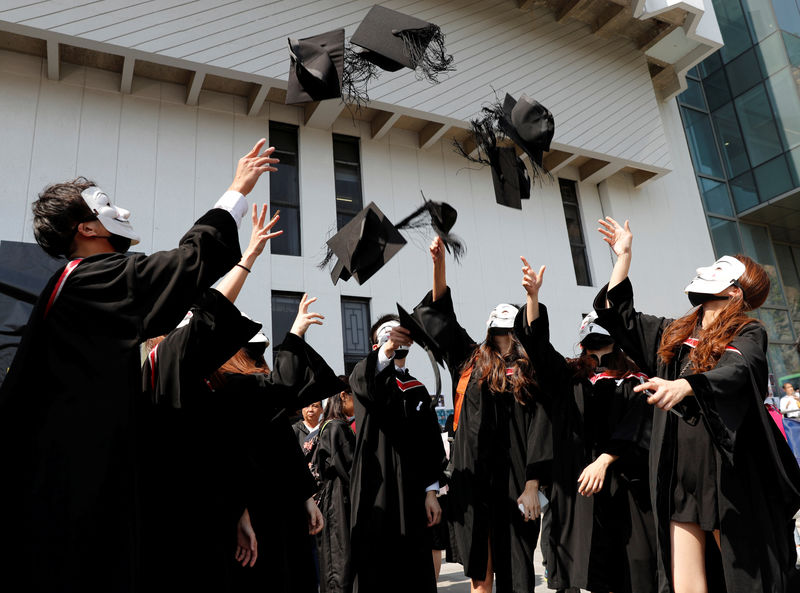 Estudantes mascarados protestam durante formatura e voltam a desafiar governo de Hong Kong