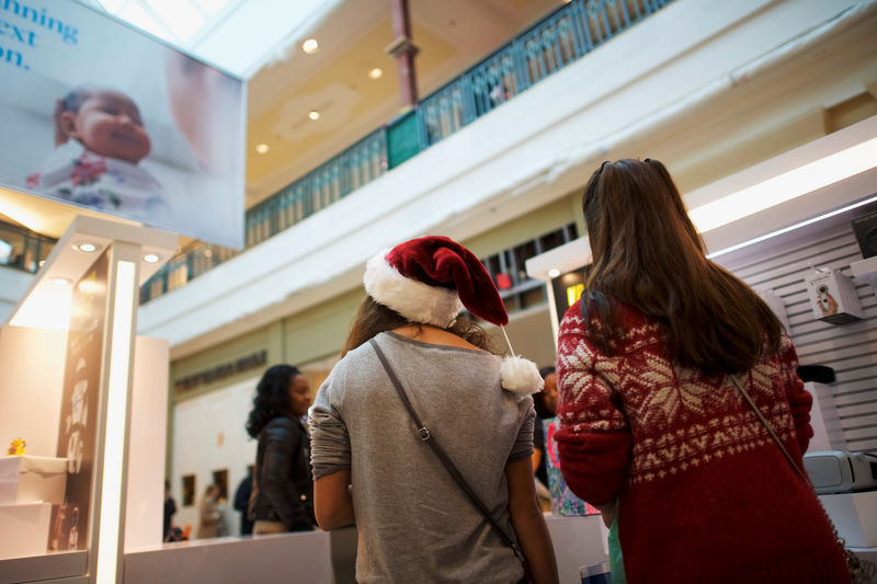 © Reuters. A shopper wears a Santa Claus hat at the King of Prussia Mall, United States' largest retail shopping space, in King of Prussia