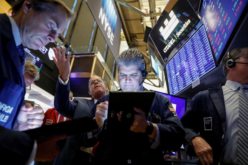 © Reuters. Traders work on the floor at the NYSE in New York