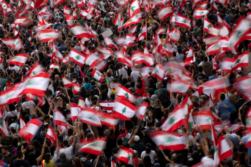محتجون: لبنان &quot;فكرة جميلة&quot; تحتاج بداية جديدة