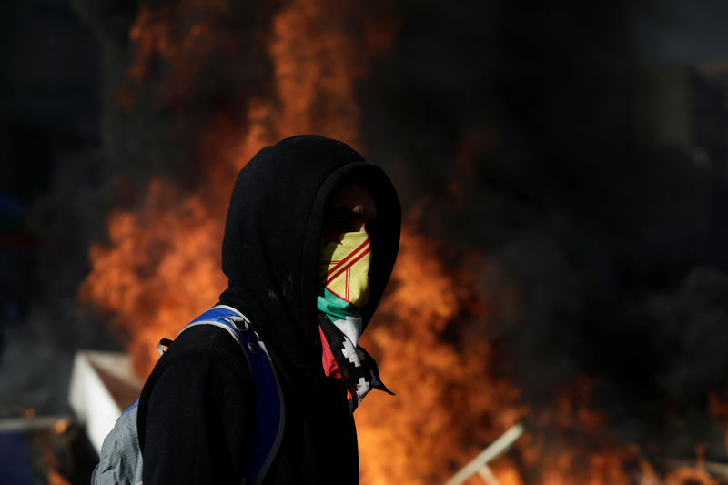 © Reuters. Manifestante durante protesto contra o governo chileno em Concepción