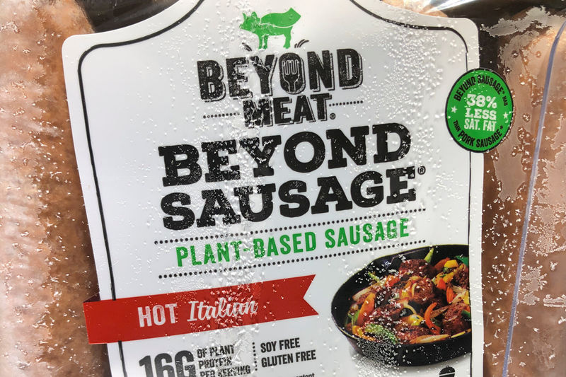 © Reuters. FOTO DE ARCHIVO: Los productos de Beyond Meat Inc, el fabricante de hamburguesas veganas, se muestran a la venta en un mercado en Encinitas, California