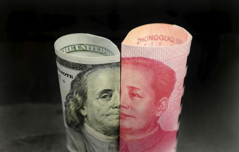 © Reuters. Notas de dólar e iuan