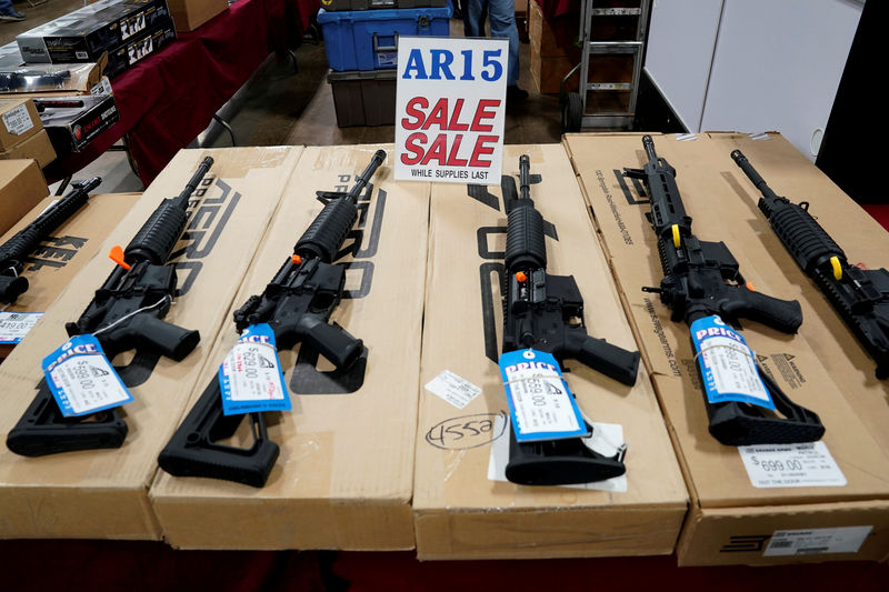 © Reuters. FILE PHOTO: AR-15 rifles are displayed for sale at the Guntoberfest gun show in Oaks, Pennsylvania