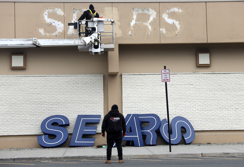© Reuters. Workers remove a sign from the outside of a Sears department store in Nanuet