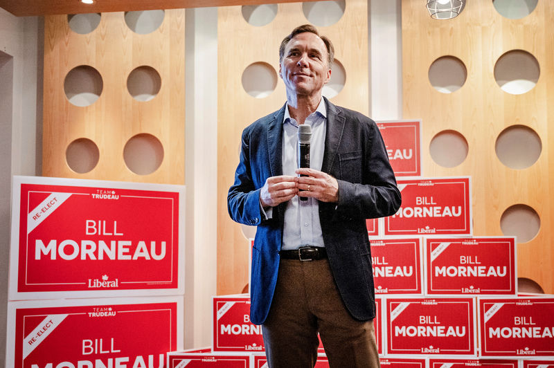 © Reuters. Bill Morneau, Canada’s Finance Minister and Liberal Party candidate, addresses supporters after being re-elected in Toronto