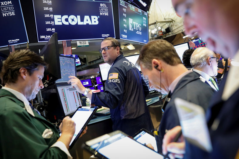 Dow e S&amp;P 500 têm novos recordes, investidores digerem notícias sobre comércio
