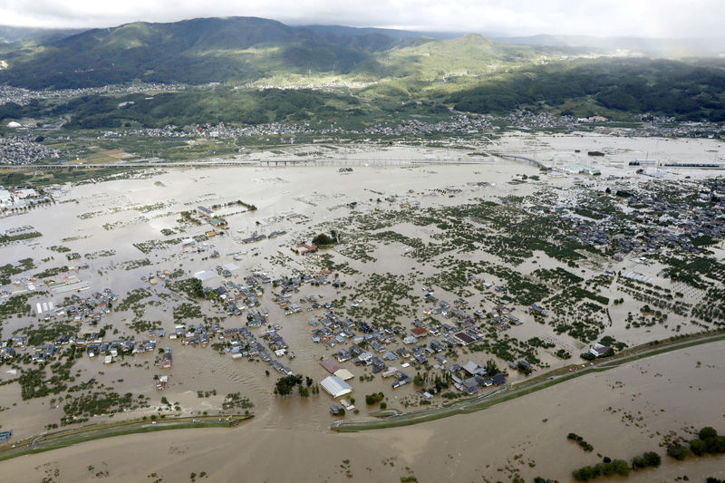 © Reuters. FOTO DE ARCHIVO: Una vista aérea muestra áreas residenciales inundadas por el río Chikuma, causadas por el tifón Hagibis en Nagano, Japón central