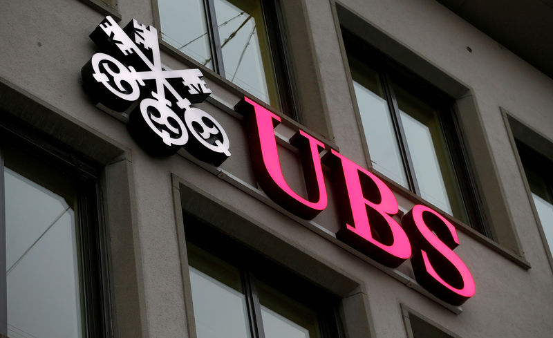 © Reuters. FILE PHOTO: Logo of Swiss bank UBS is seen at an office building in Zurich