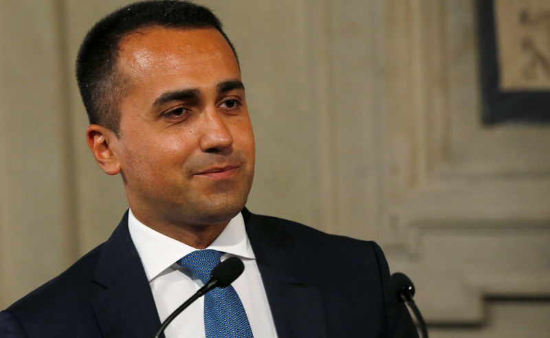 © Reuters. 5-Star Movement leader Luigi di Maio speaks to the media after consultations with Italian President Sergio Mattarella in Rome