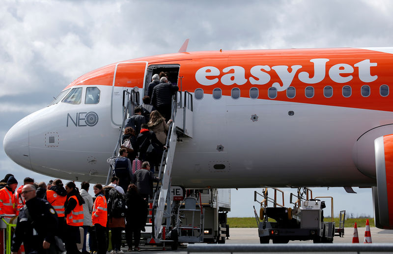 © Reuters. FILE PHOTO: Passengers board an easyJet plane at Nantes-Atlantique airport in Bouguenais near Nantes