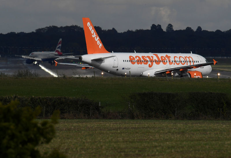 © Reuters. An EasyJet passenger aircraft  prepares for take off from Gatwick Airport in southern England, Britain