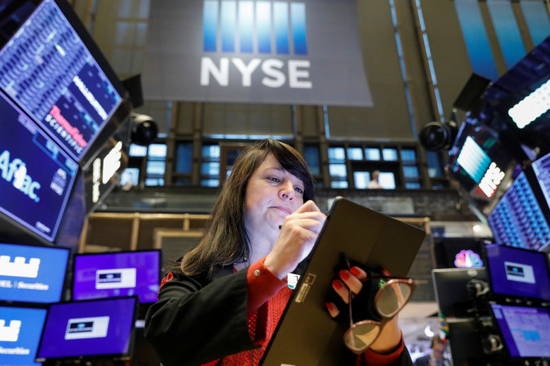 © Reuters. A trader works on the floor at the NYSE in New York