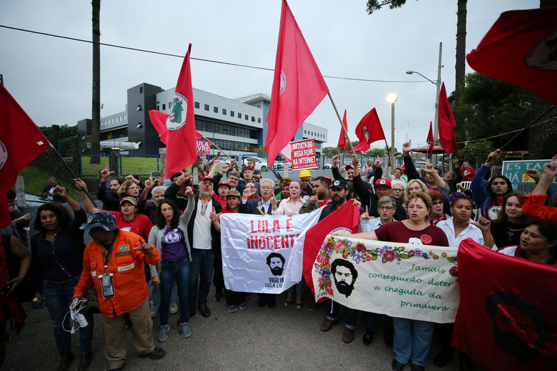 Defesa de Lula entra com pedido de liberdade após decisão do STF, diz Gleisi