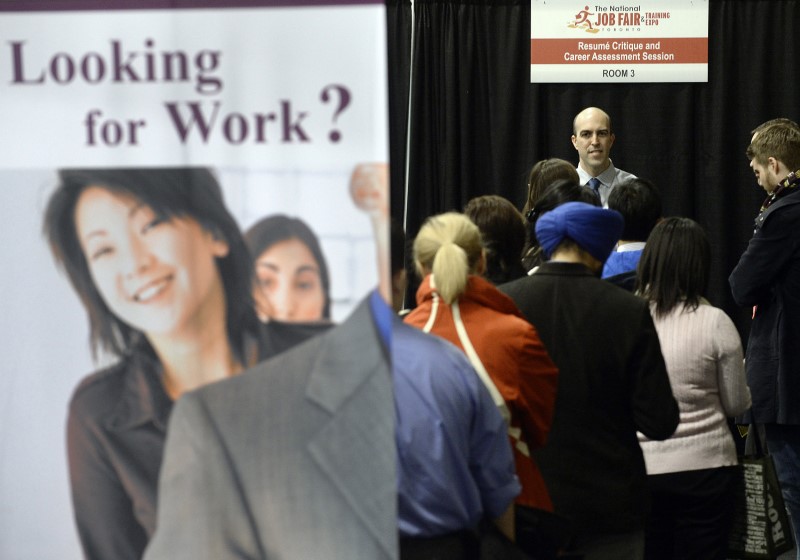 © Reuters. People wait in line for resume critique and career assessment sessions at 2014 Spring National Job Fair and Training Expo in Toronto