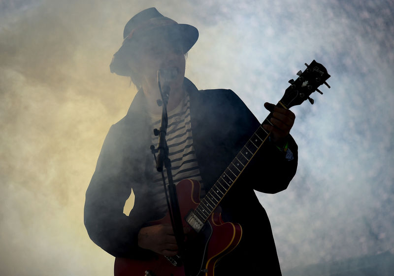 © Reuters. FILE PHOTO: Pete Doherty of The Libertines performs on the Pyramid stage at Worthy Farm in Somerset during the Glastonbury Festival