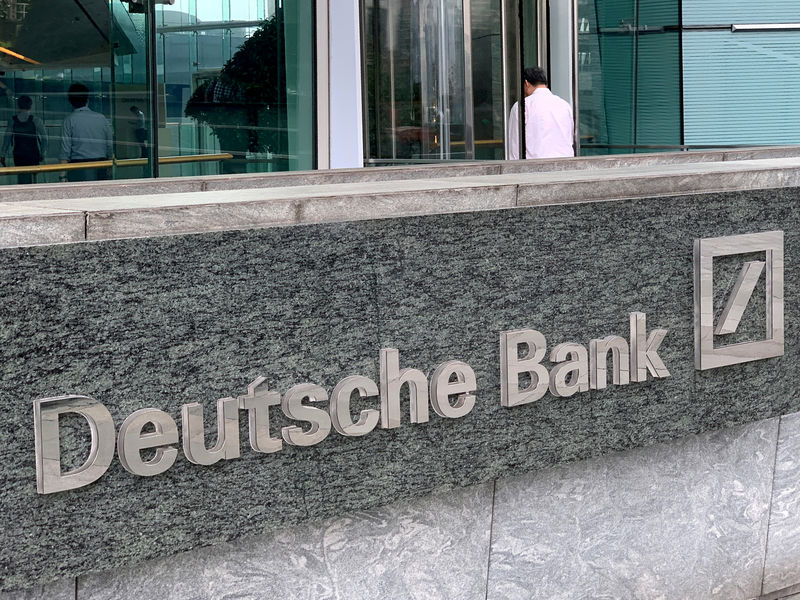 © Reuters. FILE PHOTO: The logo of Deutsche bank is seen in Hong Kong