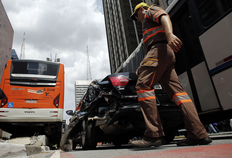 © Reuters. Fiscal da CET confere acidente de trânsito em São Paulo