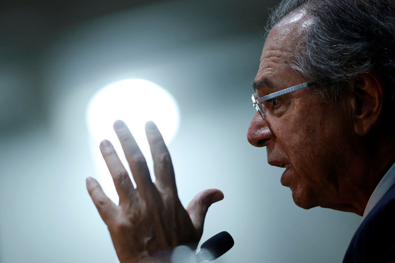 ENTREVISTA-Brasil deve voltar a ter grau de investimento em 2020, diz Guedes