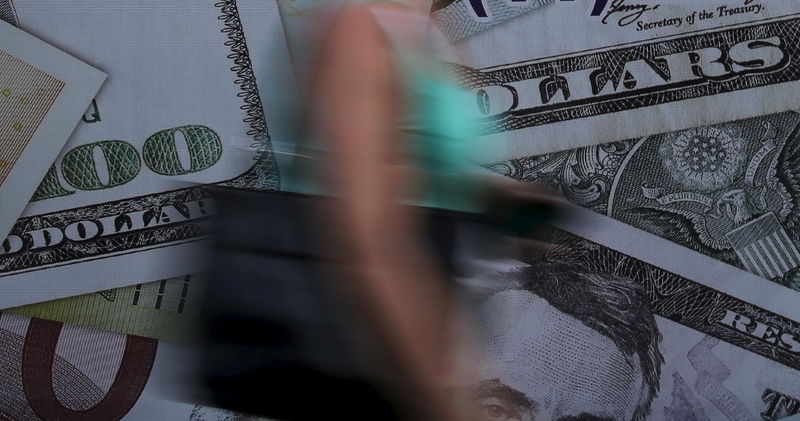 Dólar avança e registra maior alta semanal em mais de 14 meses