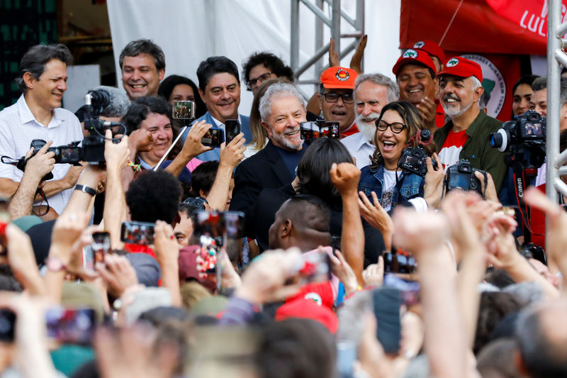 © Reuters. Former Brazilian President Luiz Inacio Lula da Silva delivers a speech after being released from prison, in Curitiba