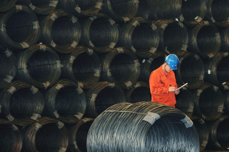 © Reuters. Employee works next to steel wires at a Dongbei Special Steel plant in Dalian