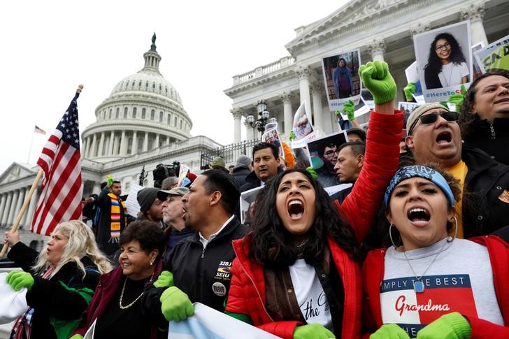 Olvidados por Trump, los inmigrantes &quot;dreamers&quot; esperan la audiencia clave en la Corte Suprema de EEUU
