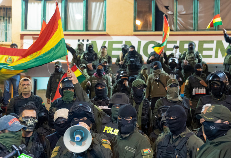 © Reuters. أفراد من شرطة بوليفيا ينضمون للاحتجاجات المناهضة للرئيس