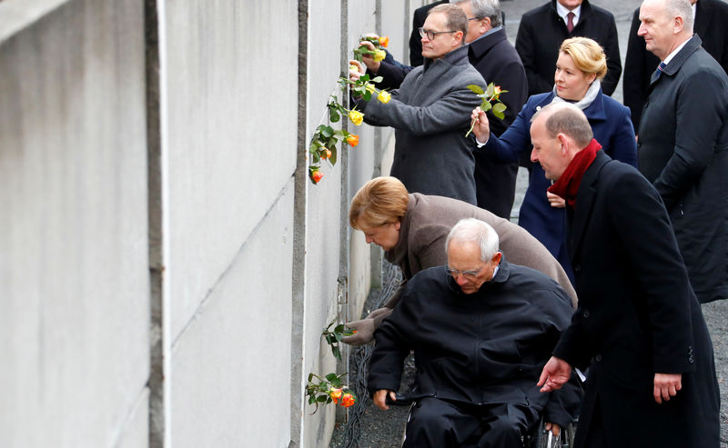 © Reuters. ألمانيا تحتفل بالذكرى الثلاثين لسقوط جدار برلين