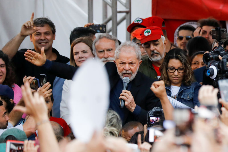 © Reuters. رئيس البرازيل يهاجم الرئيس السابق لولا دا سيلفا فور خروجه من السجن