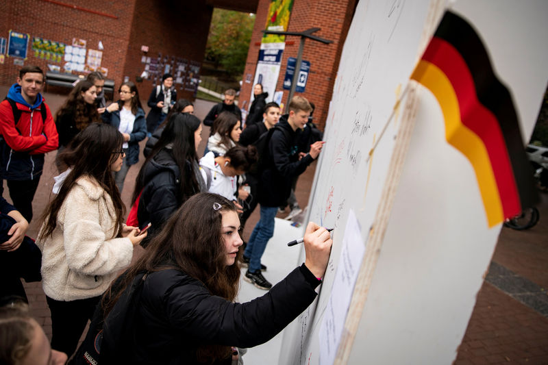 Americans contemplate Berlin Wall's fall, U.S.-German ties at 'Wunderbar Together'
